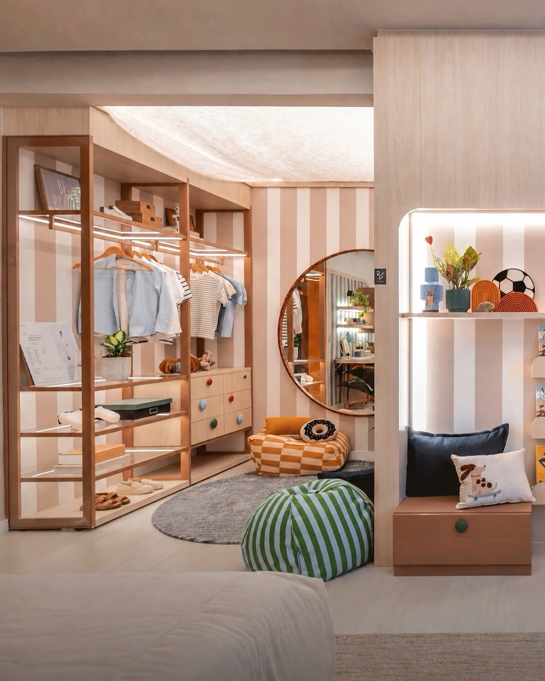 Closet planejado com araras, gavetas, espelho e iluminação integrada