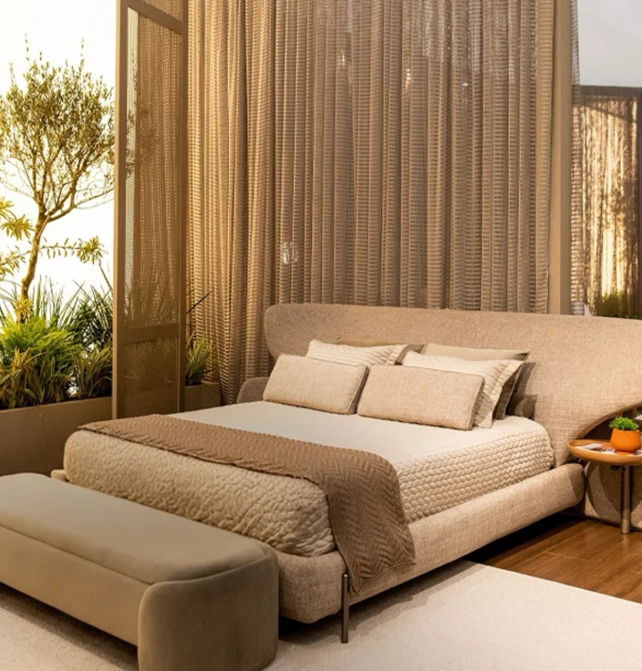 Suíte de alto padrão com cama estofada e tons neutros