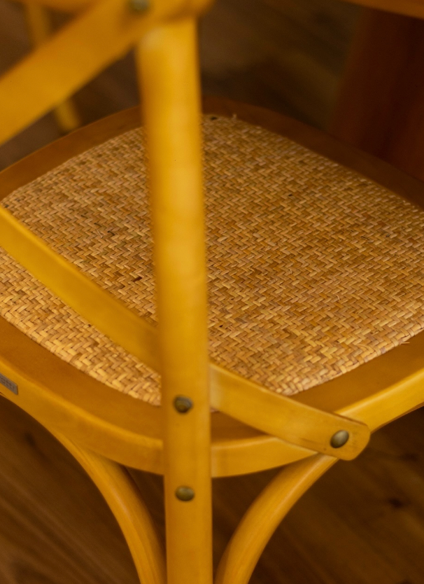 Detalhe do assento tramado de cadeira de madeira